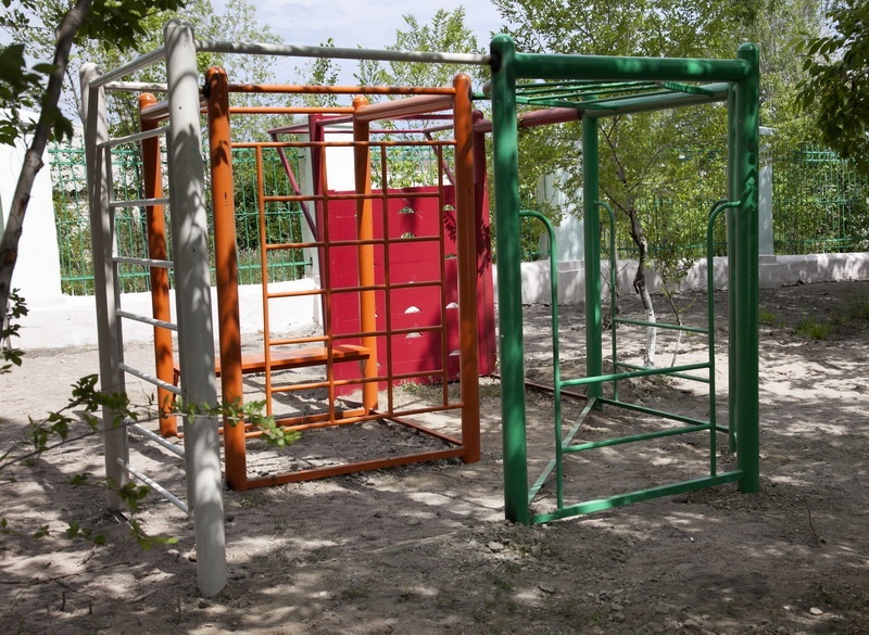 "Кумтор" помог активистам построить детскую площадку в Балыкчы