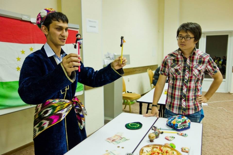 На иссык-кульском семинаре по дебатам и медиапродукции состоялась ярмарка стран