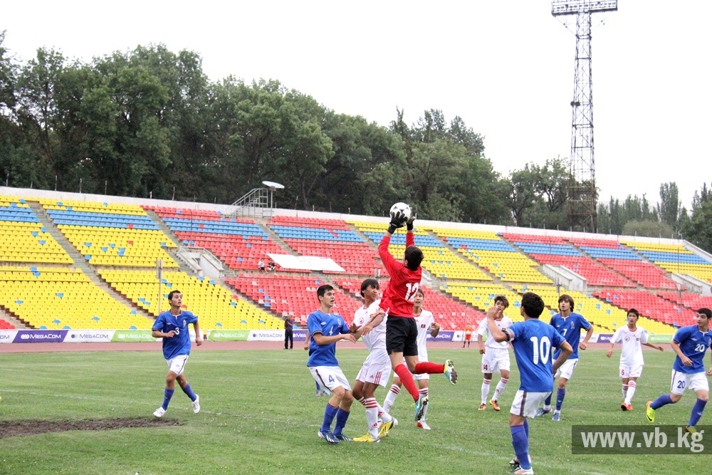 Футбол: Кыргызстан выиграл у сборной Азербайджана на Кубке дружбы