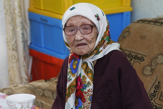Бабушка на казахском языке. Казахская бабушка. Красивые казахские бабушки. Долгожительница в Кыргызстане. Бабушка Кыргызстан.