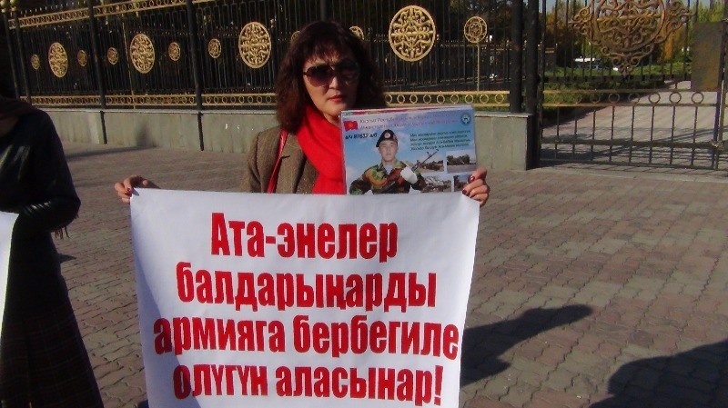 На митинг к "Белому дому" вышли матери погибших в армии