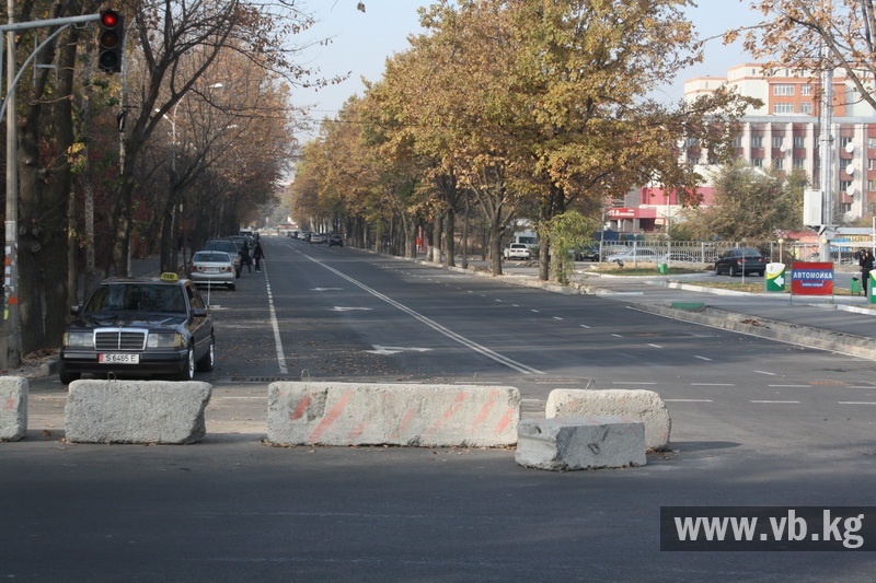 На улице Аалы Токомбаева снимают новый асфальт