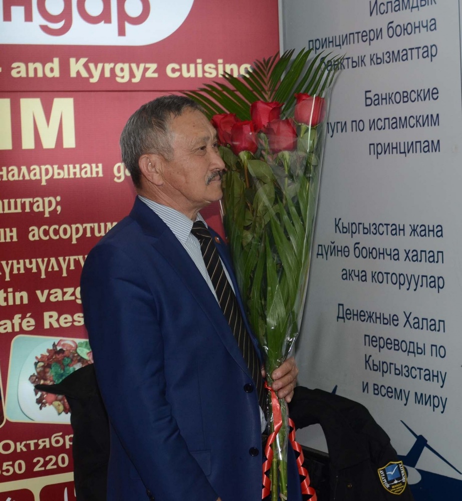 В Кыргызстан прилетел личный тренер тяжелоатлета Каныбека Осмоналиева