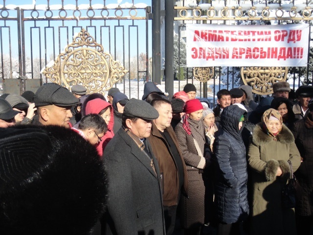 Перед  митингующими у "Белого дома" выступил Камчыбек Ташиев