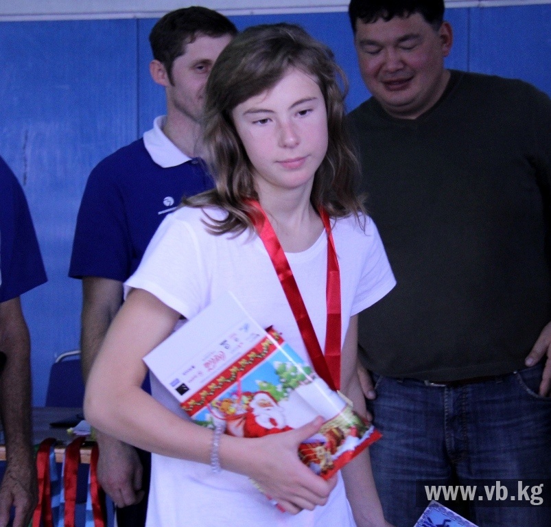 Пловцы закрыли спортивный сезон состязаниями "Веселые старты"