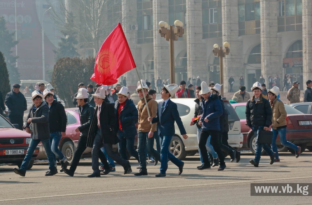 Президент поздравил кыргызстанцев с Днем государственного флага