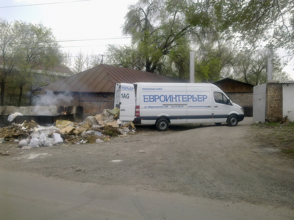 Вторую неделю "Тазалык" не убирает мусор на Логвиненко-Куренкеева