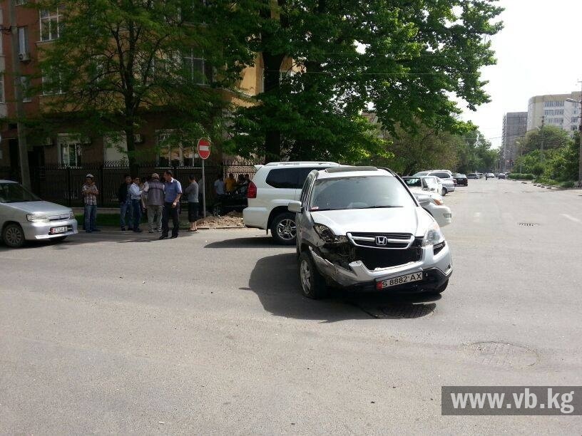 В Бишкеке на улице Исанова  столкнулись два автомобиля