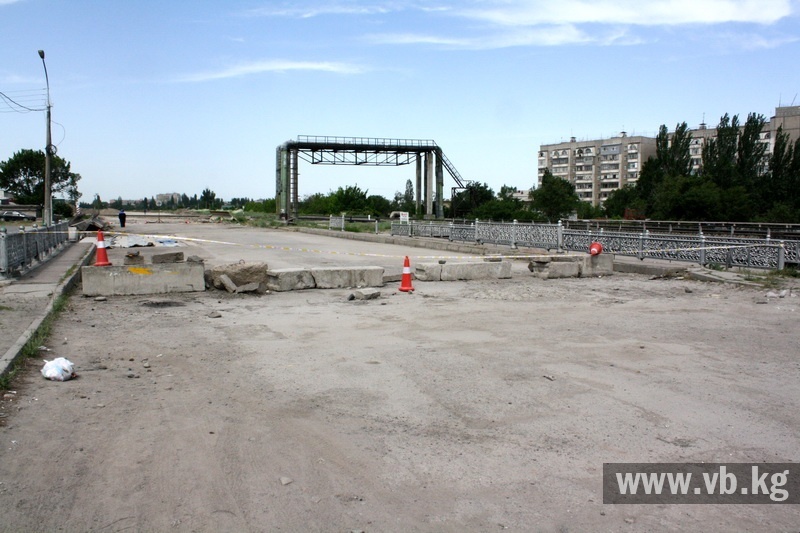 На улице Льва Толстого ремонтируют мост