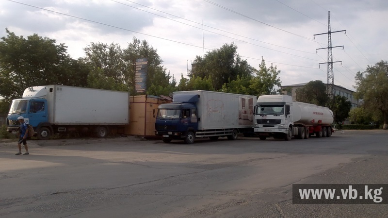 Улица Садыгалиева превратилась в стоянку для фур