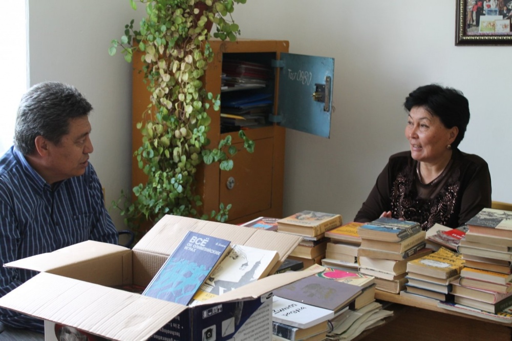 Строители Верхне-Нарынских ГЭС подарили сельской школе книги