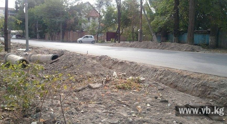 На улице Боконбаева начали ремонт тротуаров и ирригационных сетей