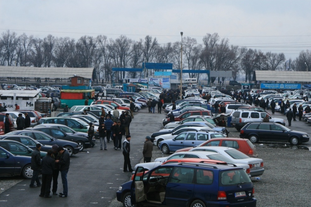 Продолжал автомобилей. Кыргызстан авторынок. Киргизский авторынок. Кыргызстан машина базар. Машина рынок Бишкек.