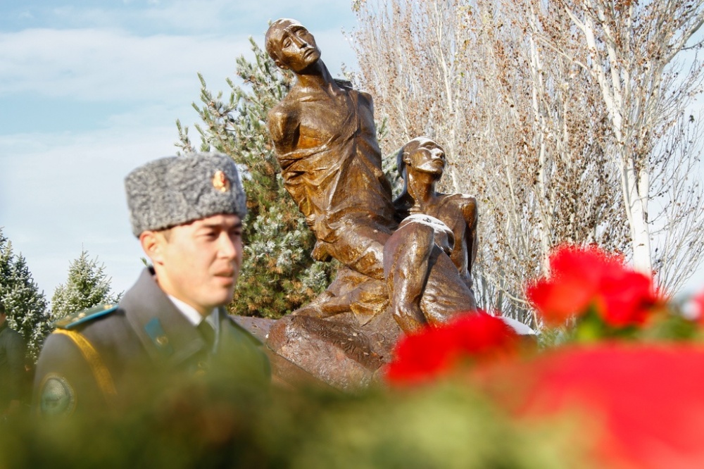 В мемориальном комплексе "Ата-Бейит" почтили память жертв репрессий