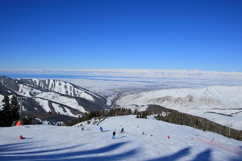 Сайт горнолыжная база. Лыжная база Каракол. Каракол Киргизия лыжная база. Горные лыжи Киргизия Каракол. Каракол каприз горнолыжная база.