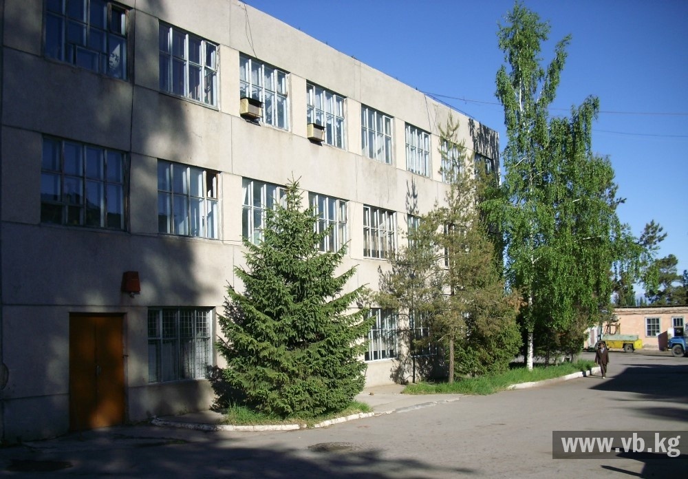 Более 300 работников электрозавода в Караколе не могут получить зарплату