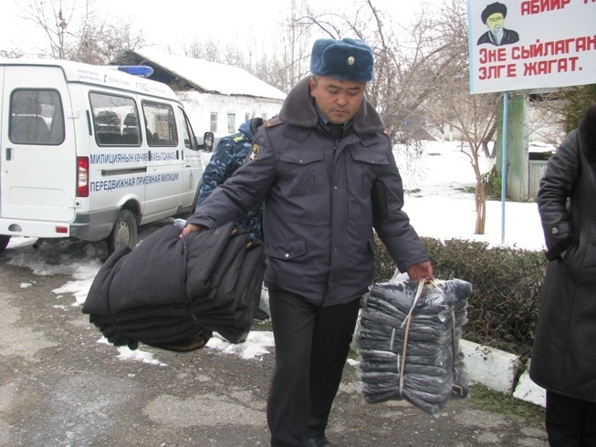Джалал-абадские милиционеры оказали помощь малоимущим пенсионерам