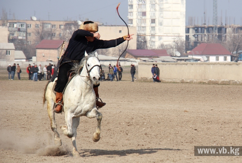 В Бишкеке определили чемпионов по верховой стрельбе из лука