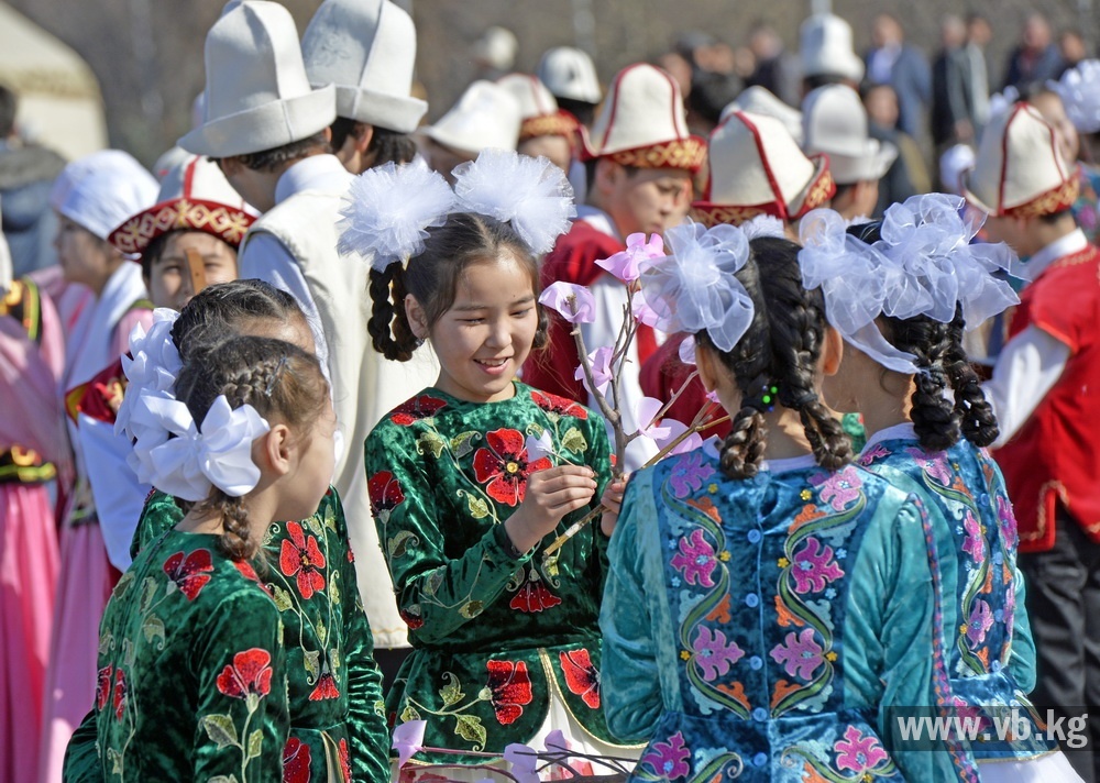 Наурыз видеоролик. Нооруз сурот. Киргизский праздник Нооруз. Традиции Кыргызстана Нооруз. Нооруз в Кыргызстане для детей.