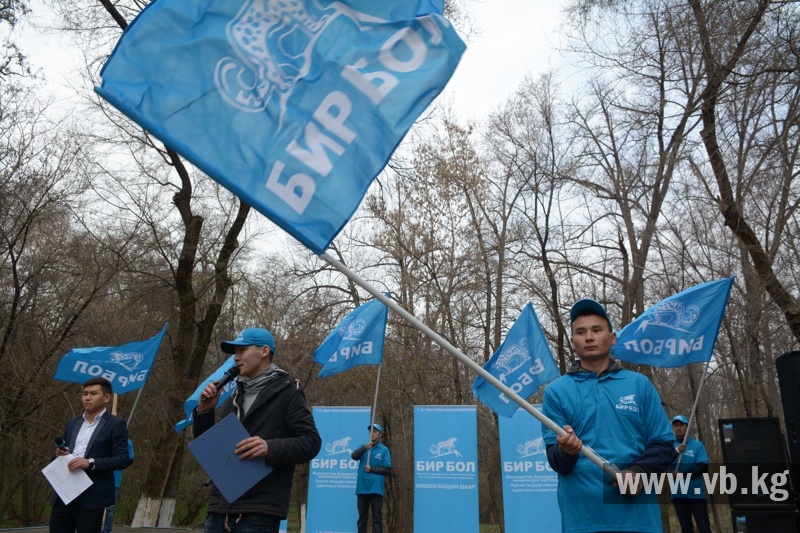 Партия "Бир Бол" высадила более тысячи деревьев в Карагачевой роще