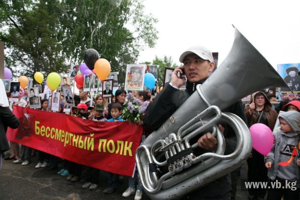 В Бишкеке акция "Бессмертный полк" растянулась на несколько километров