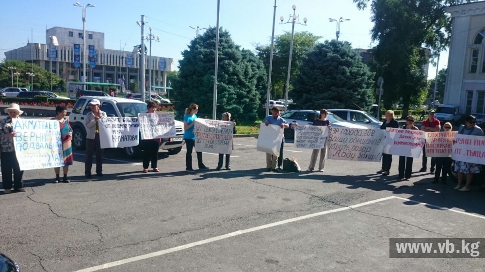 Бишкекчане вышли к мэрии на митинг против застройщиков