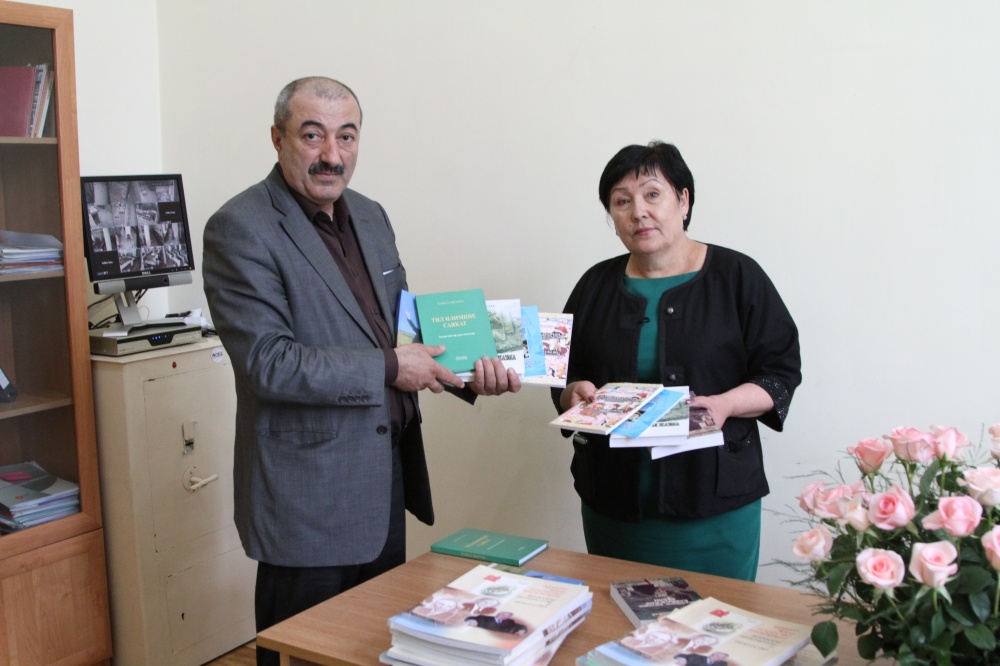 Бишкекским библиотекам подарили книги Айтматова и об Азербайджане