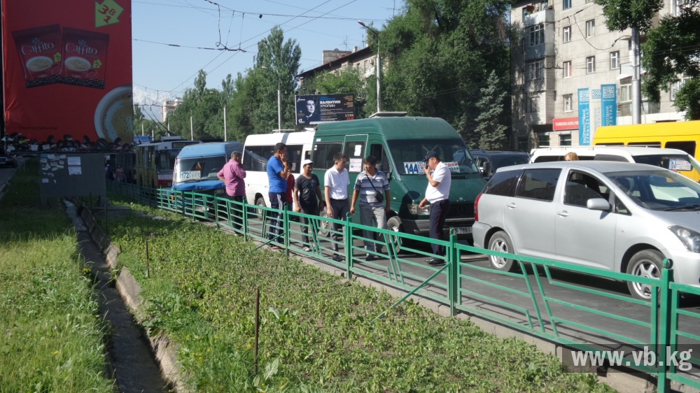 В центре Бишкека столкнулись шесть машин