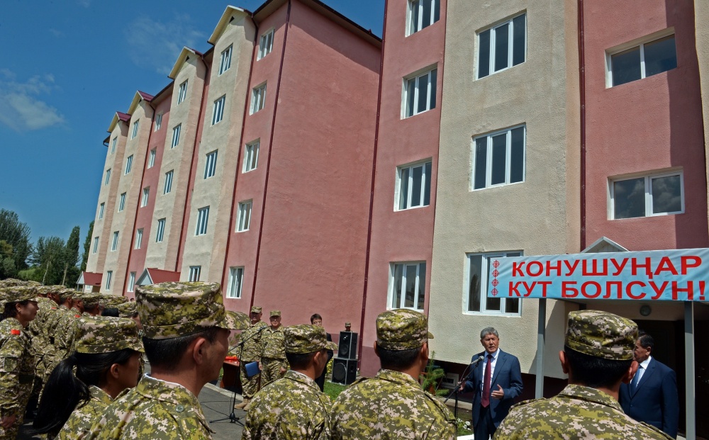 Атамбаев: Мы будем улучшать условия для военных