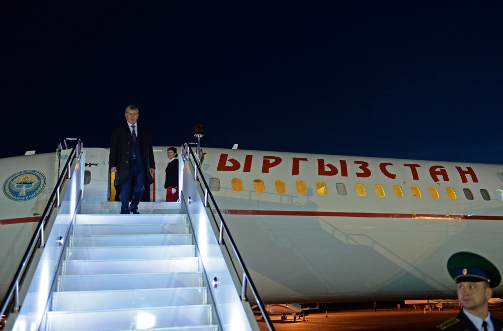 Атамбаев вылетел с рабочим визитом в Уфу