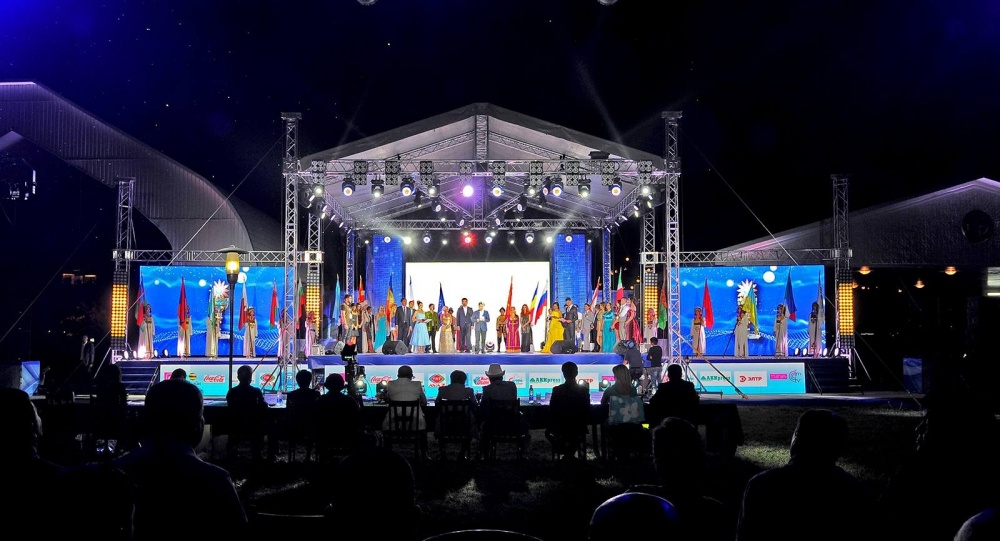 На Иссык-Куле открылся международный фестиваль "Мейкин Азия"