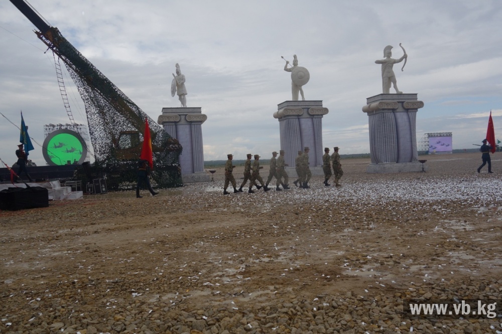 Кыргызстанские военные стартовали в "Танковом биатлоне-2015"