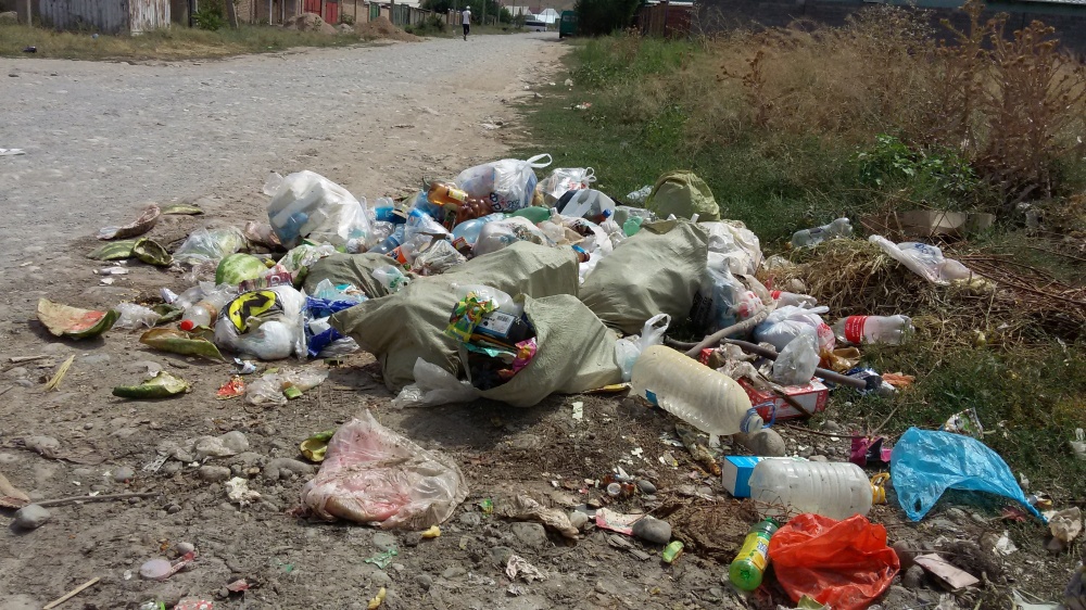 В "Арча-Бешике" мусоровоз не забирает мусор