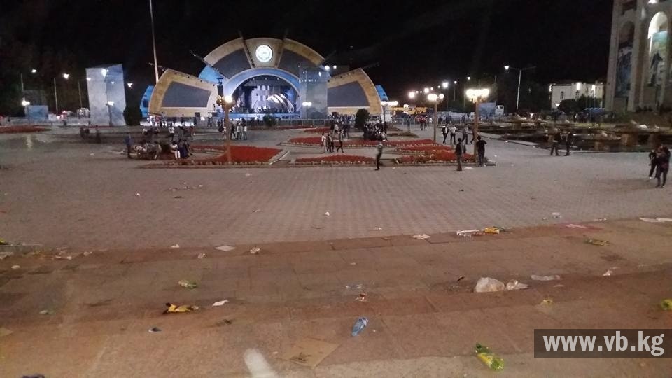 После концерта на площади горожане оставили более 140 кубометров мусора