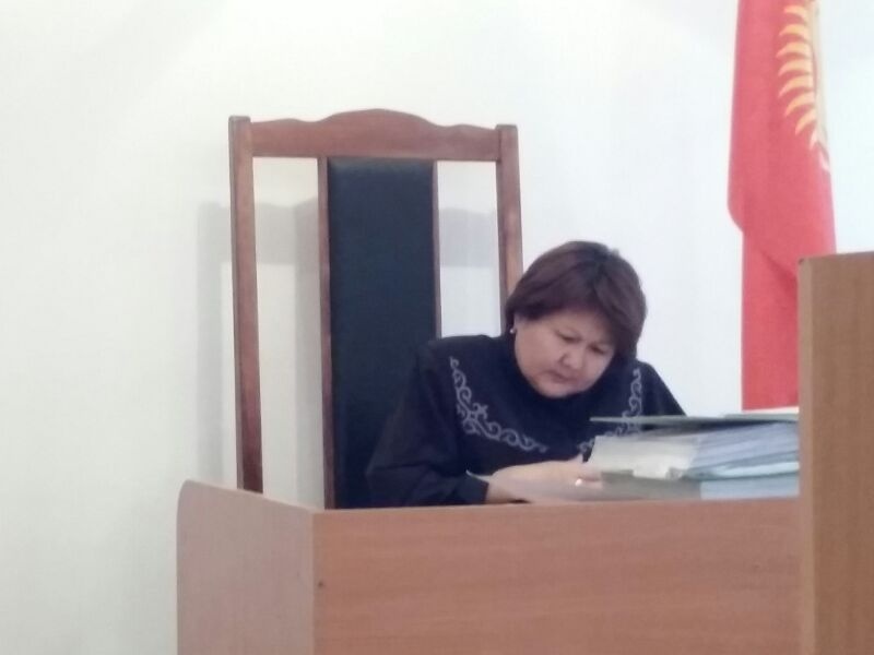 В Октябрьском суде проходят слушания по делу экс-депутата Урмат Аманбаевой