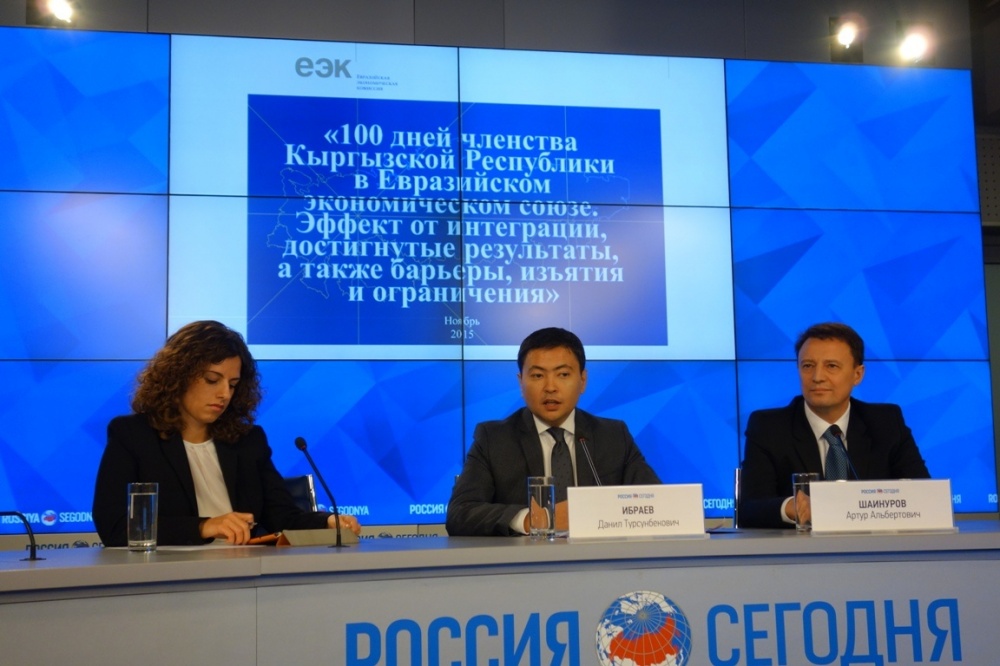 Членство Кыргызстана в ЕАЭС обсудили в ходе видеомоста Москва - Бишкек