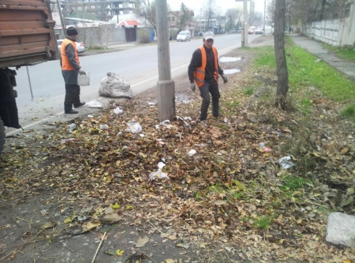 В Свердловском районе  Бишкека провели  очистку ирригационных сетей