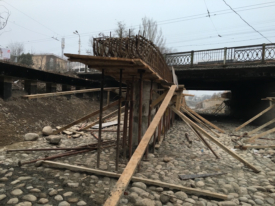 Кубанычбек Кулматов проинспектировал ход реконструкции   мостов Бишкека