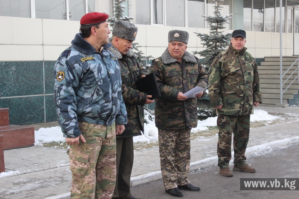Отца и сына, спасших от пожара целую семью, МЧС наградило медалями