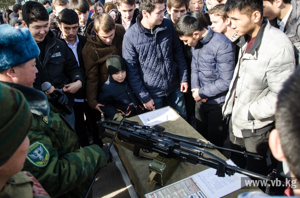В честь 23 февраля пограничники устроили представление для школьников