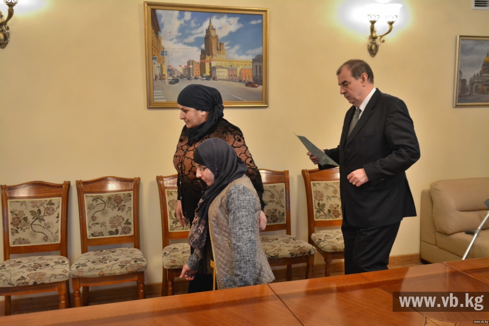Посол России вручил паспорта РФ Гите Резахановой и ее матери Зумрият