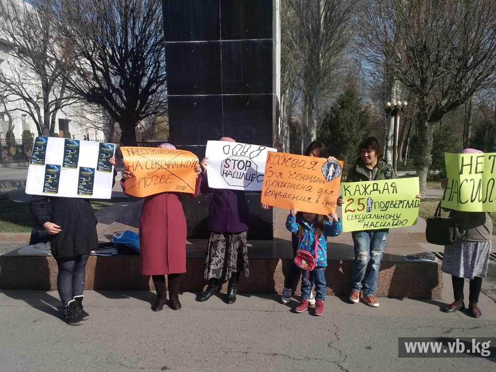 Акция  "Женщины против насилия": Муж бил меня, а свекровь молча смотрела