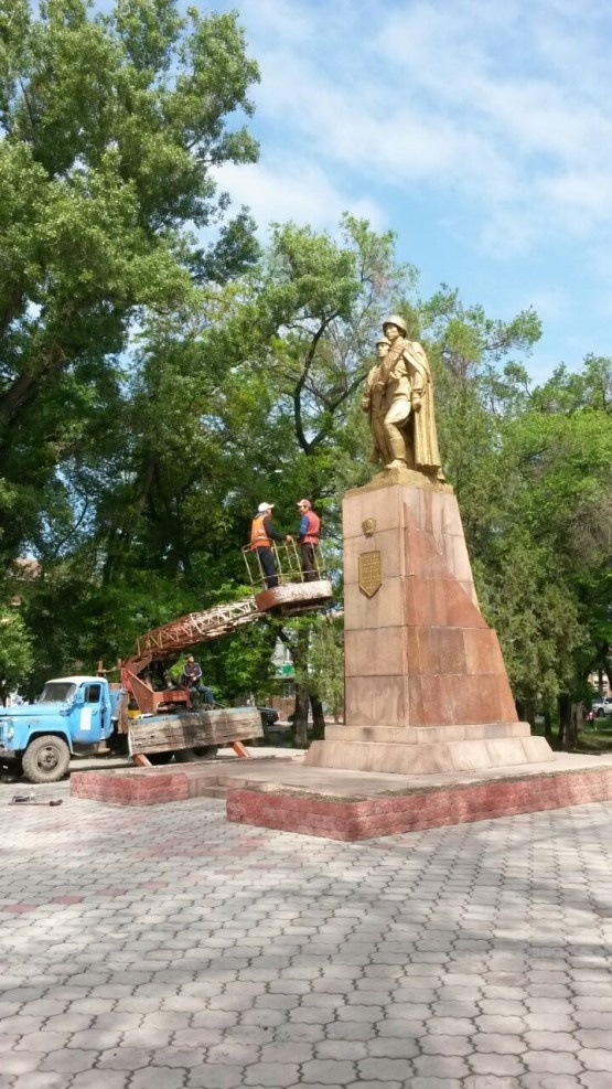 "Тазалык" приводит в порядок памятники Бишкека