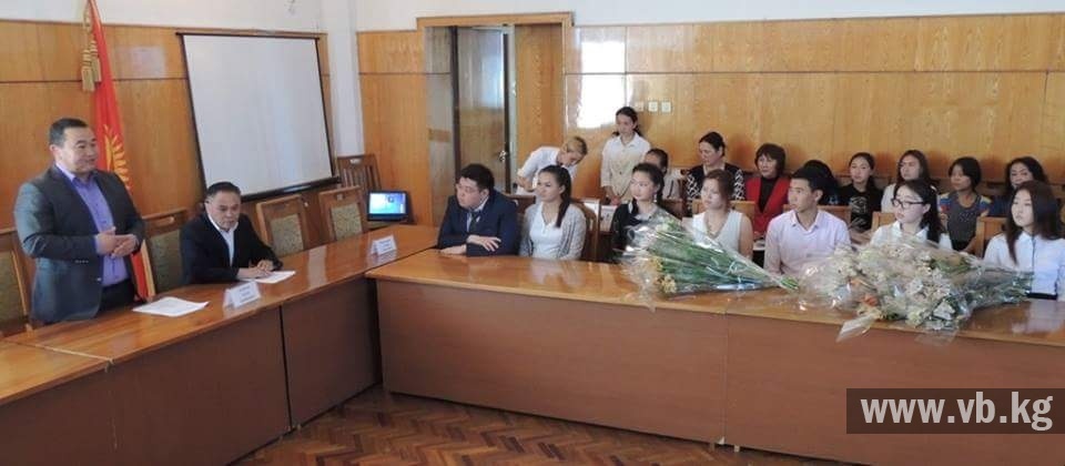 Полпред Иссык-Куля поздравил выпускников с окончанием школы