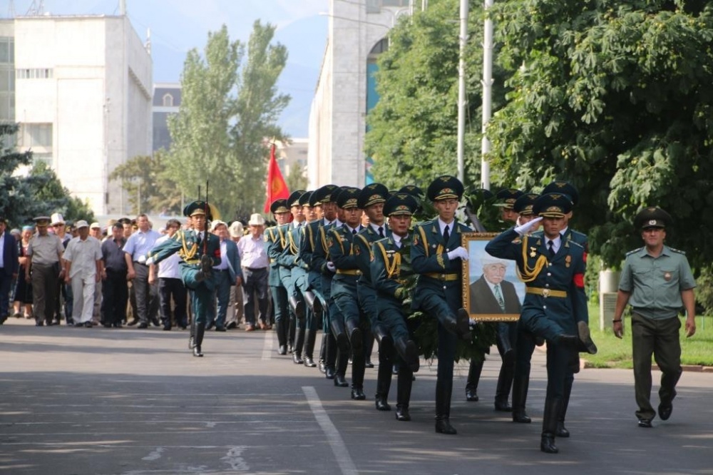 В Бишкеке провожают в последний путь народного поэта Суюнбая Эралиева