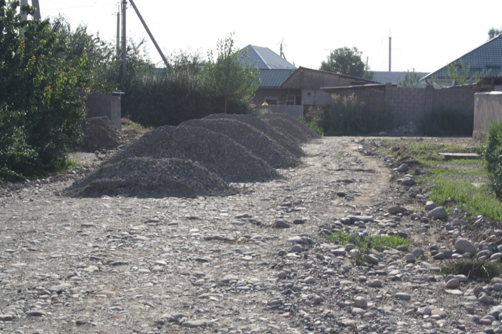 В девяти жилмассивах  Бишкека отремонтируют  гравийные дороги