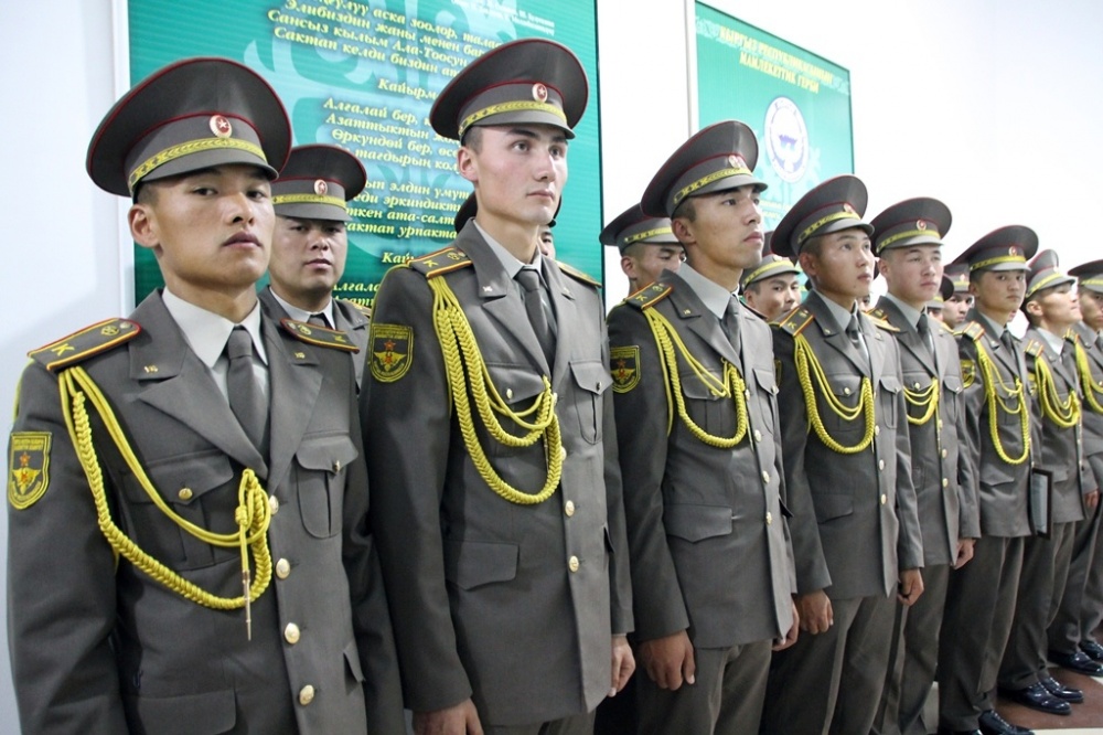 Форма киргизия. Военная парадная форма Казахстана. Военная форма Кыргызстана. Киргизская Военная форма. Парадная форма Кыргызстана военнослужащих.