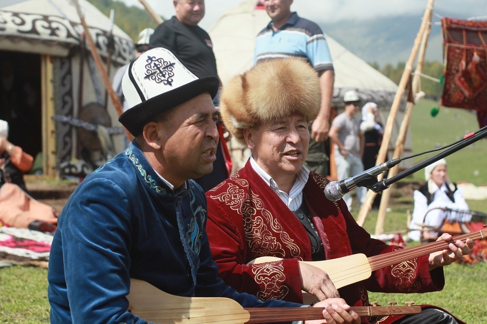 Киргиз поет. Казахский акын. Акыны Киргизии. Акын фото казах. Казахская степь акын.