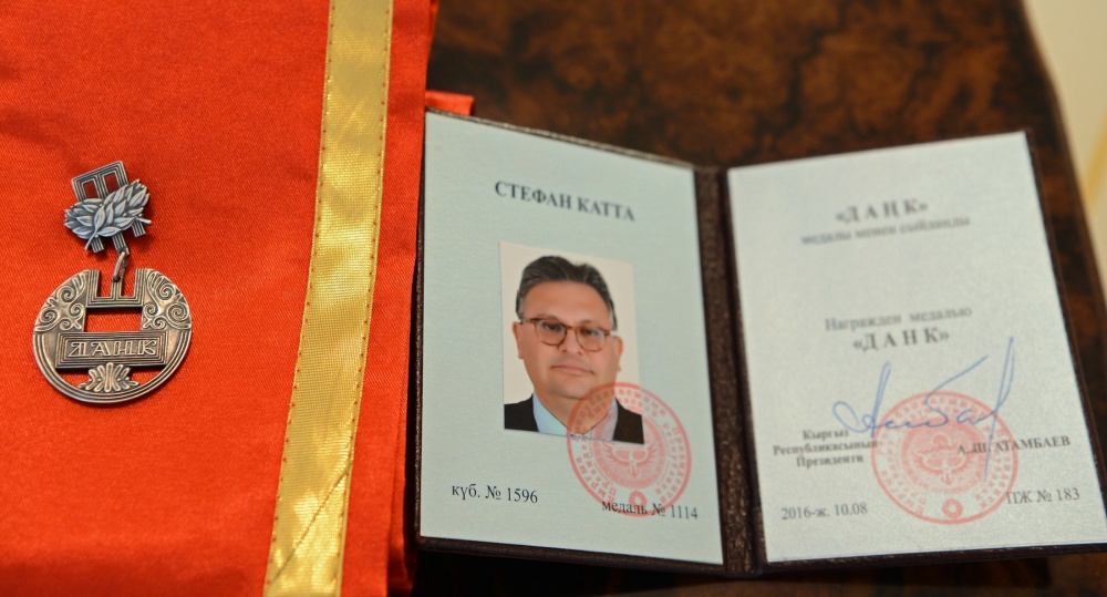 Атамбаев наградил посла Франции в  Кыргызстане  медалью "Данк"
