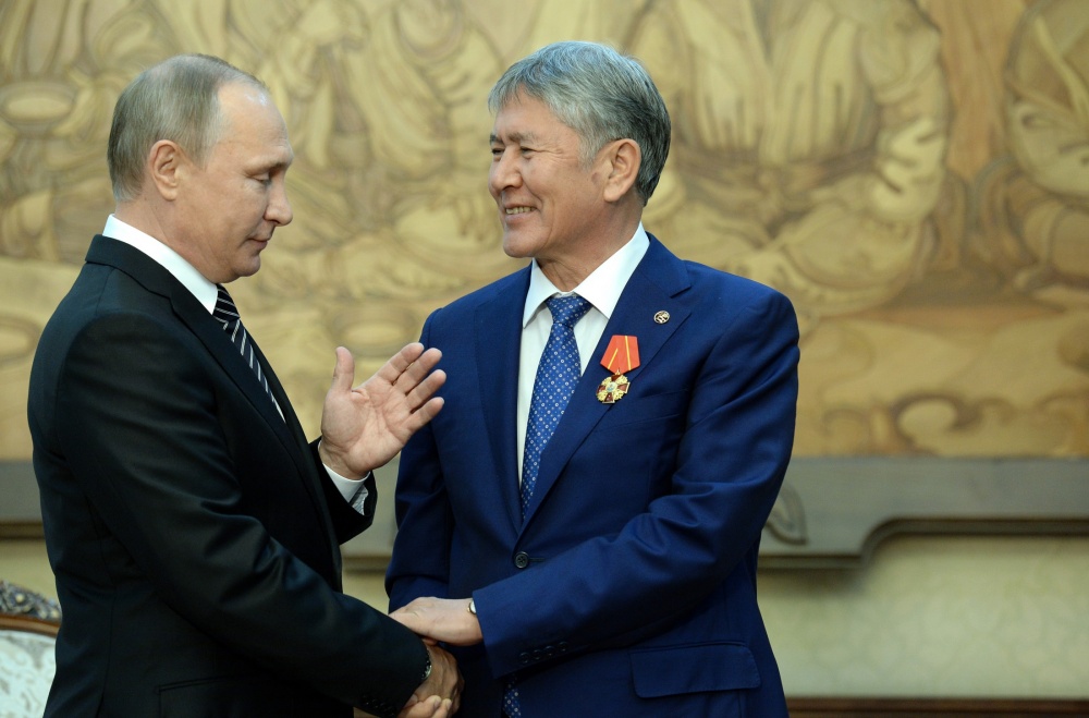 Путин наградил Атамбаева орденом Александра Невского